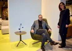 Interieuradviseur Jan-Pieter Otte van Woonboulevard Poortvliet XXL test een fauteuil van Montis, terwijl Linda Pennings toekijkt.